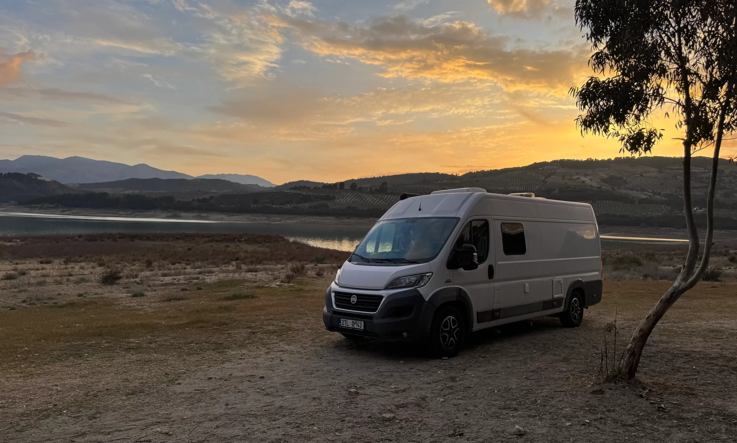 Fotografie obytné dodávky při západu slunce